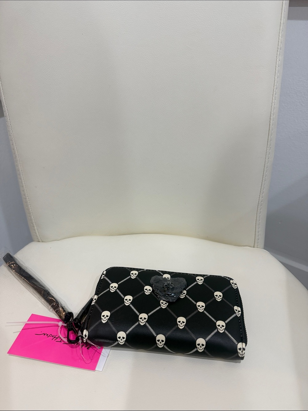 Betsey Johnson Black Skull-Print Zip Wristlet Wallet